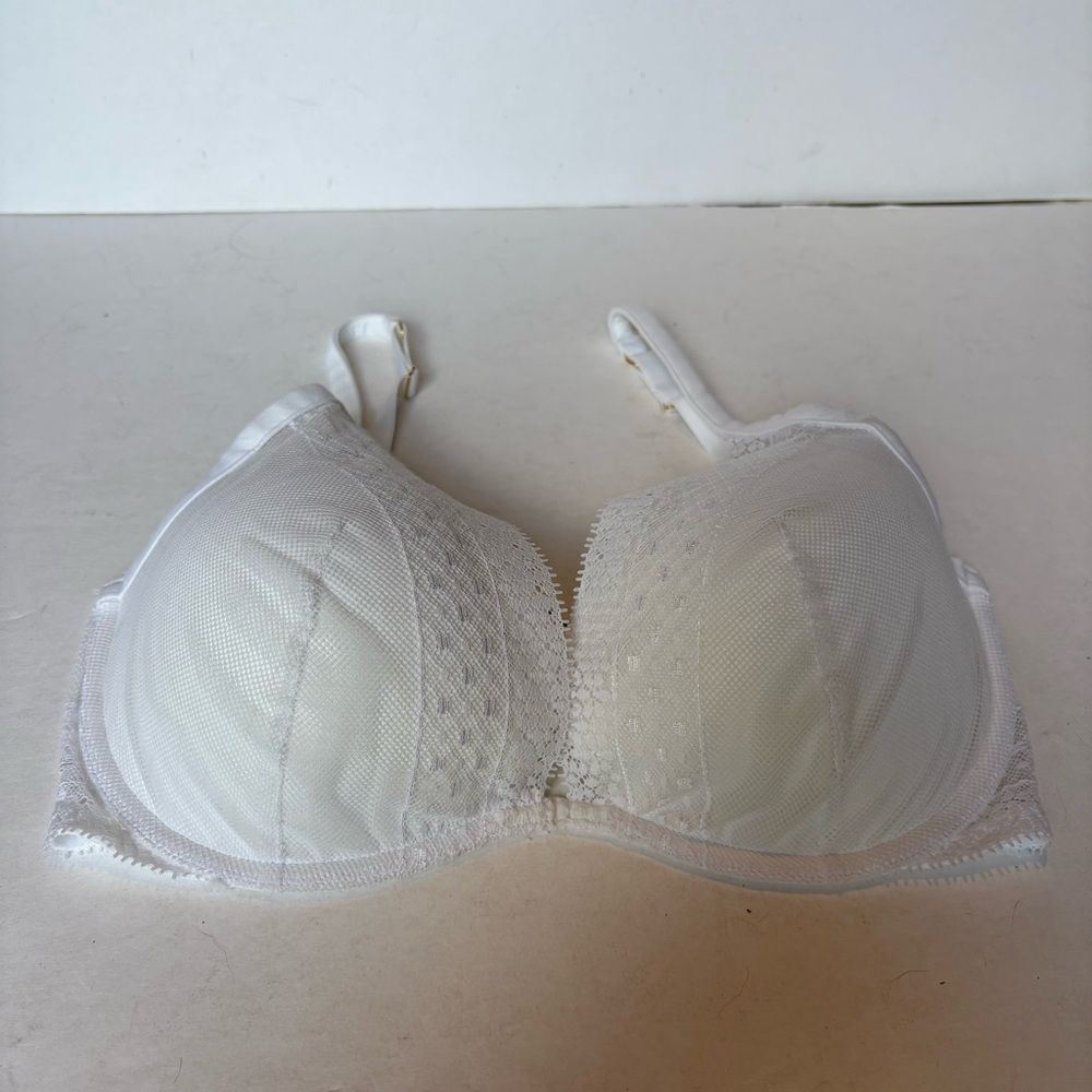 Victoria's Secret Incredible Plunge WhiteโLace Bra Size 34DD